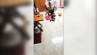 Ra giúp MBBG gọt hoa hoả mà thấy ko mặc quần lót nên đè ra hiếp dâm luôn